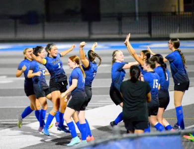 Huskies edge Wildcats to bounce back